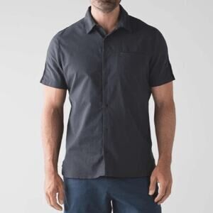 Lululemon Men's Snap To It Short Sleeve Shirt in Deep Coal / Black, Size Large